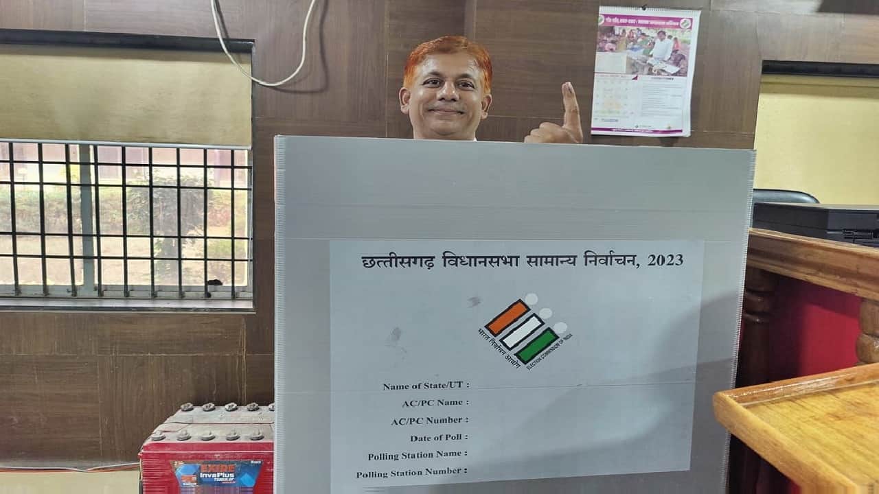 मताधिकार का प्रयोग करता कर्मचारी