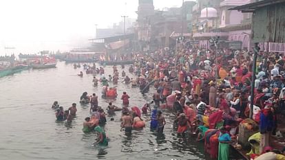 sisters took dip of faith in Yamuna holding brother hand In Mathura