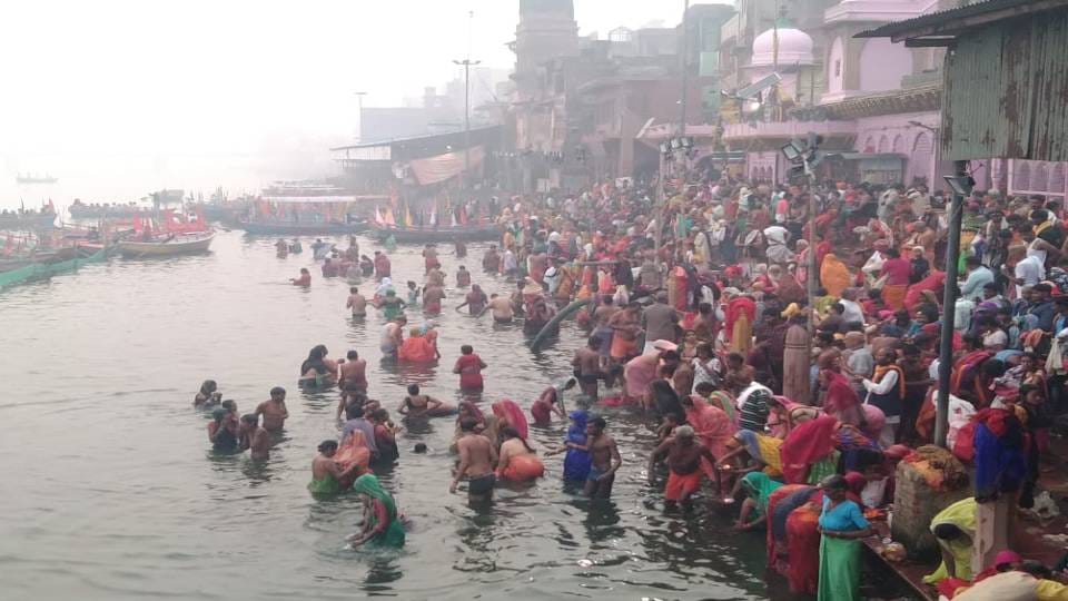 sisters took dip of faith in Yamuna holding brother hand In Mathura
