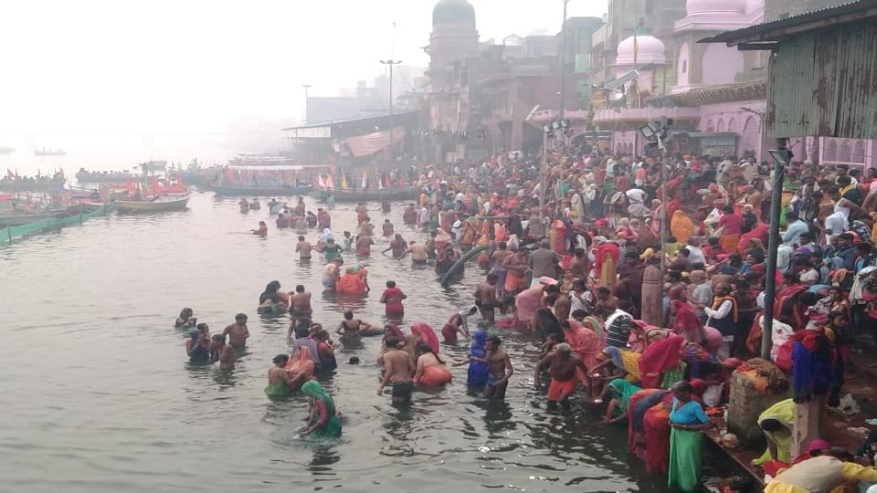 bhai dooj 2023 Brother Sisters Take Holy Bath In Yamuna On Yama Dwitiya