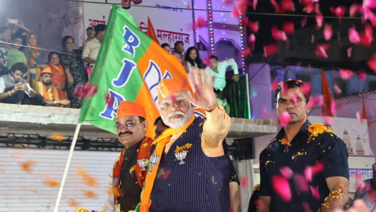 MP Election PM Modi kept VD Sharma with him in Indore road show distance from BJP candidates
