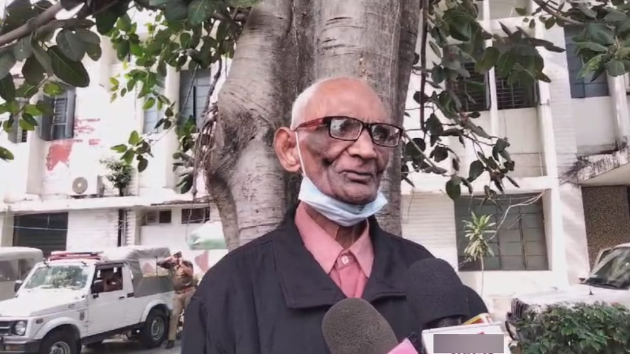 An elderly person demanded SSP to send SP leader Swami Prasad Maurya to jail