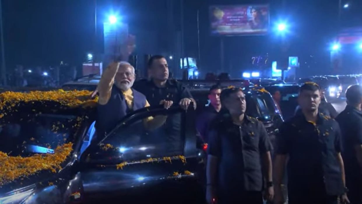 PM Narendra Modi begins 10km roadshow in Ranchi news and updates in hindi