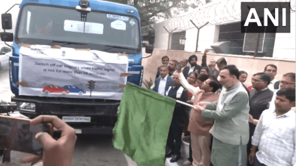 Environment Minister Gopal Rai flagged off the special water sprinkling campaign from Delhi Secretariat