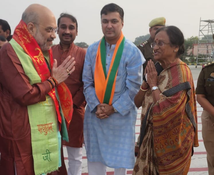 BJP members welcomed Amit Shah