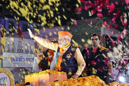 MP Eection 2023: प्रधानमंत्री नरेंद्र मोदी के रोड शो में साथ नहीं थे मुख्यमंत्री शिवराज MP Eection 2023: Chief Minister Shivraj was not with Prime Minister Narendra Modi in the road show.