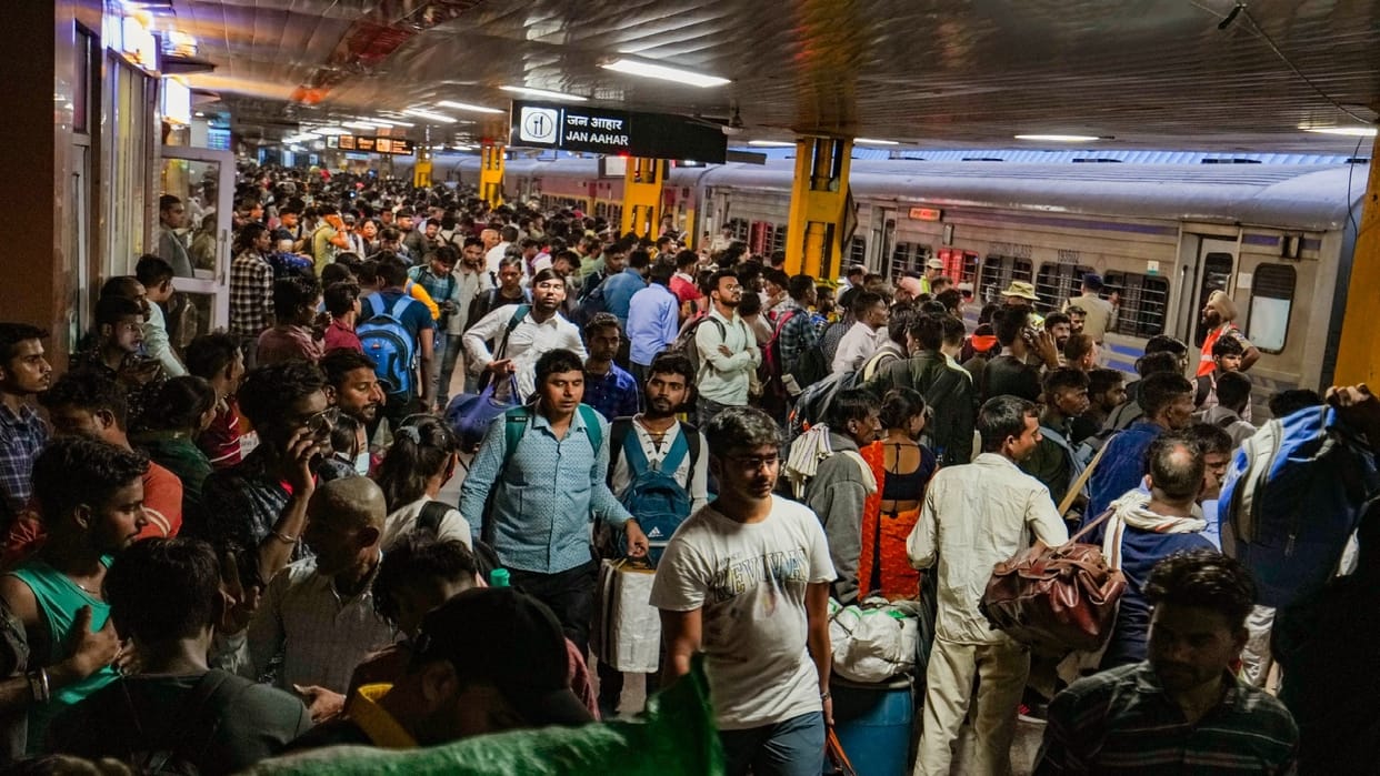 Crowd of passengers at railway stations in Delhi people are struggling for every seat