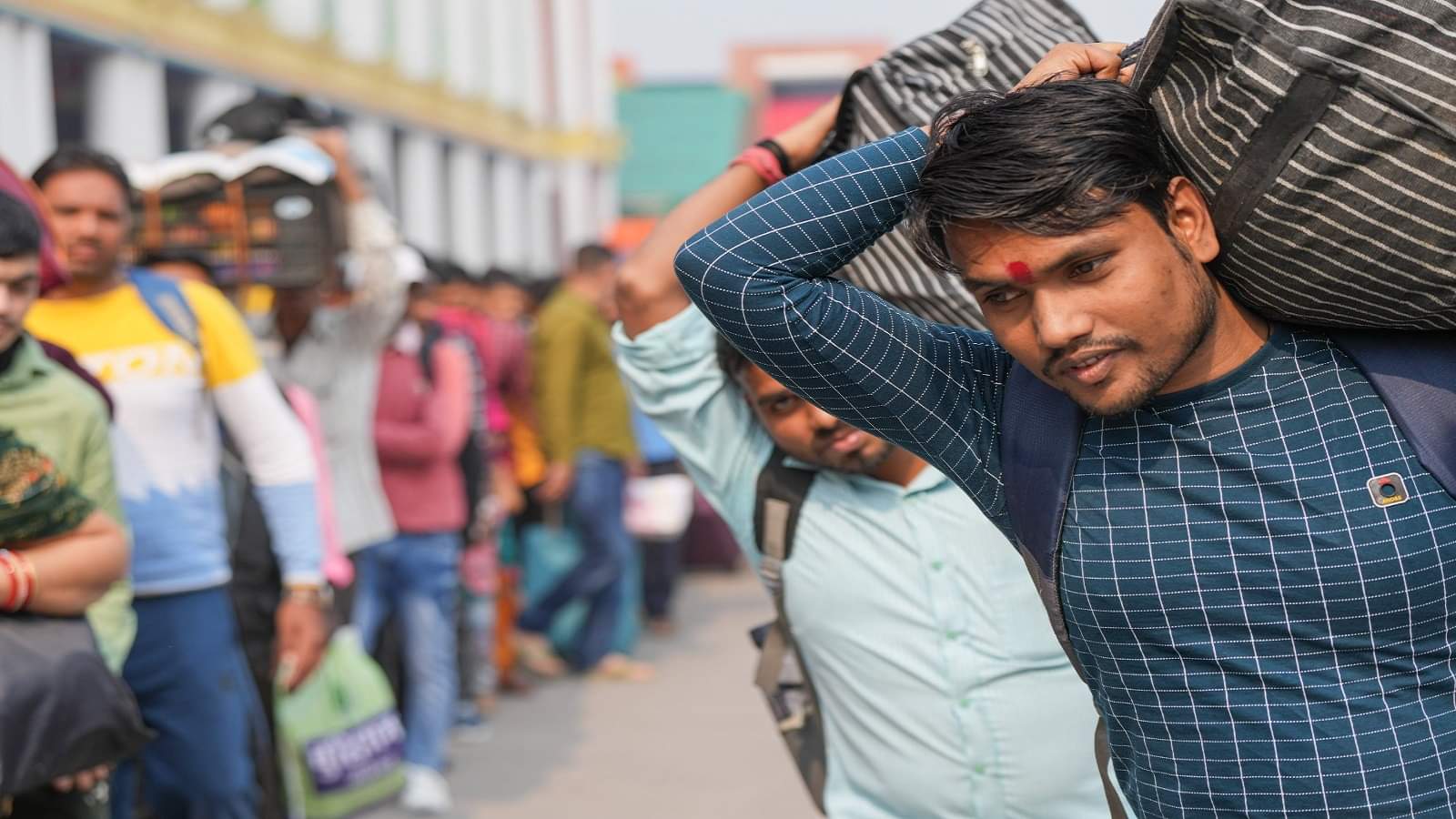 Crowd of passengers at railway stations in Delhi people are struggling for every seat