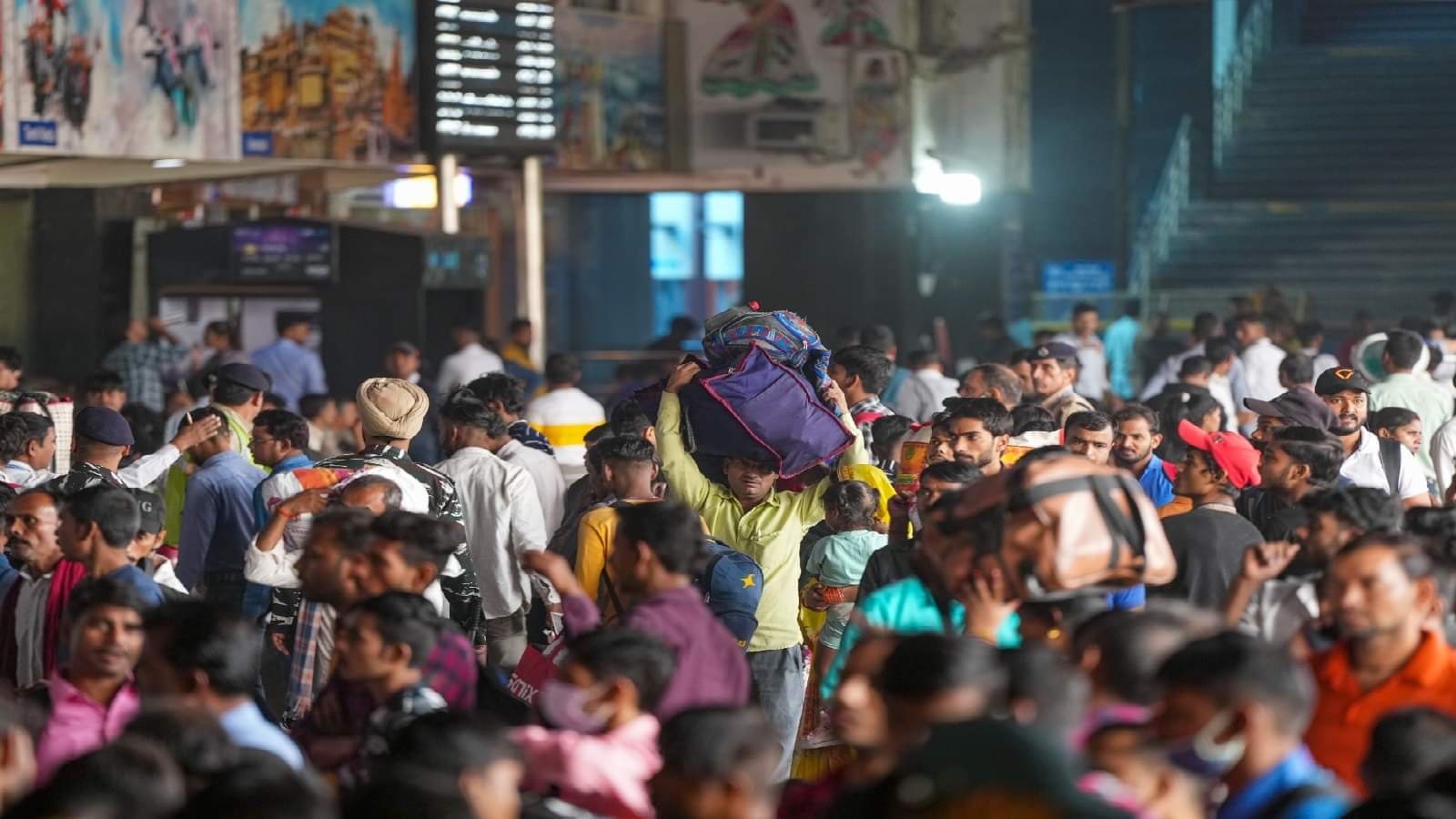 Crowd of passengers at railway stations in Delhi people are struggling for every seat