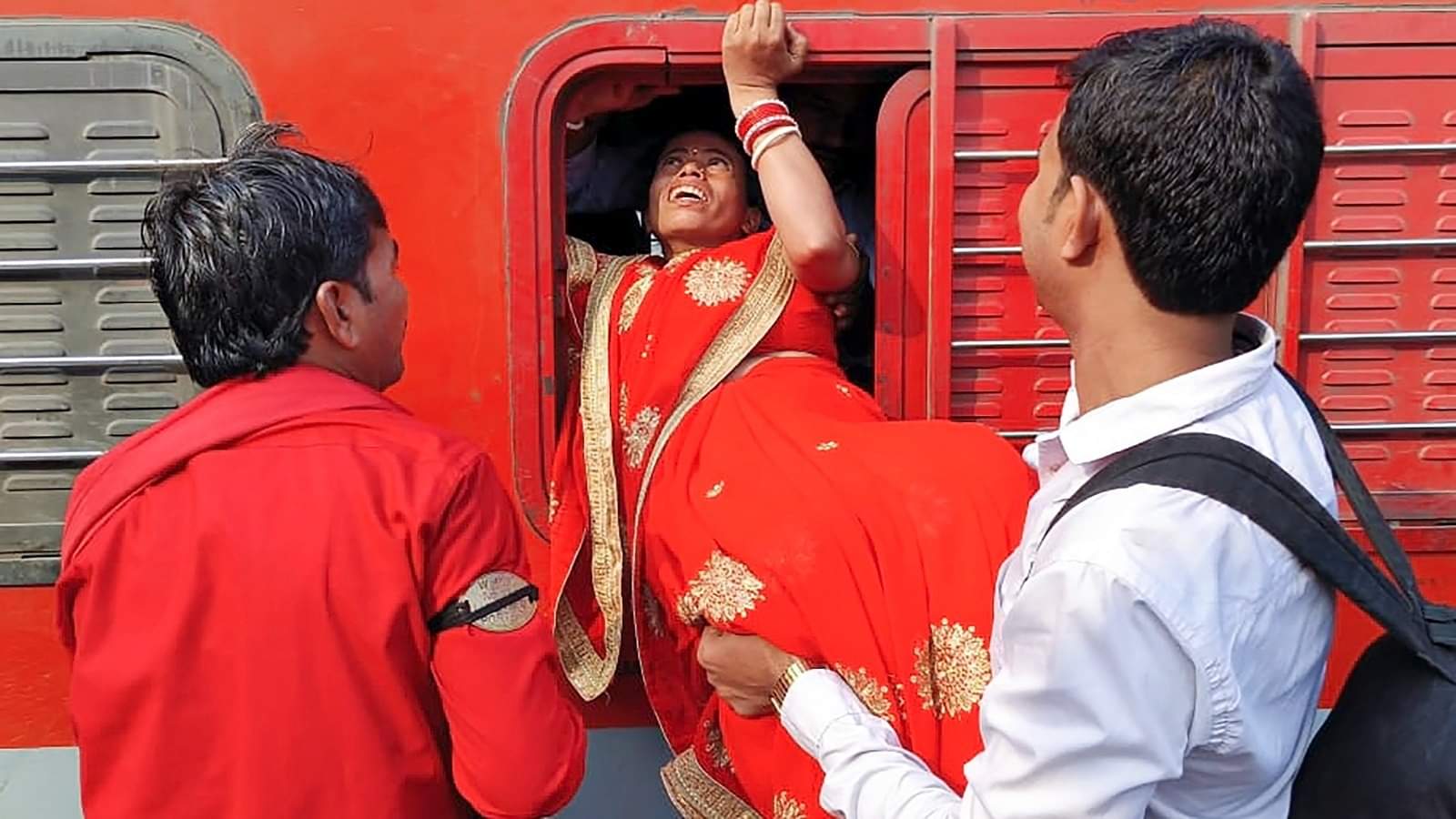 Crowd of passengers at railway stations in Delhi people are struggling for every seat