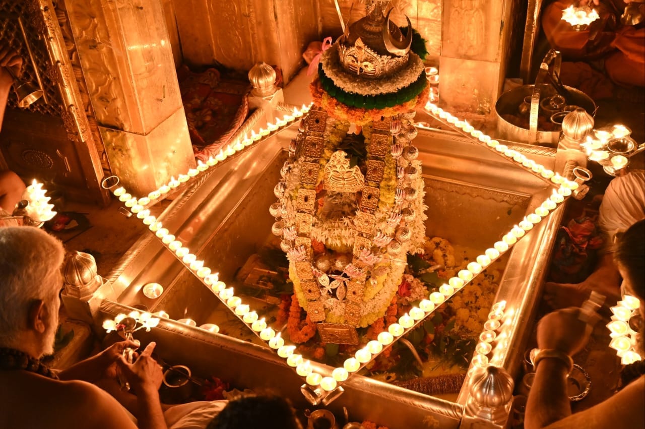 Varanasi's Diwali in pictures: Kashipuradhipati's courtyard lit up with lamps, Shri Ram seen amidst nine feet