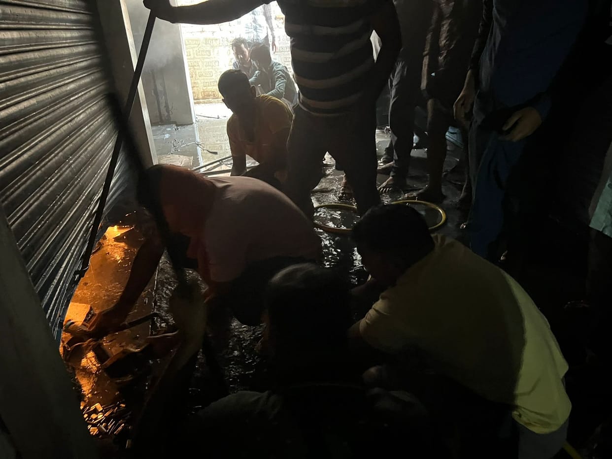 UP News: Fire breaks out in saree shop due to short circuit, goods worth lakhs burnt to ashes
