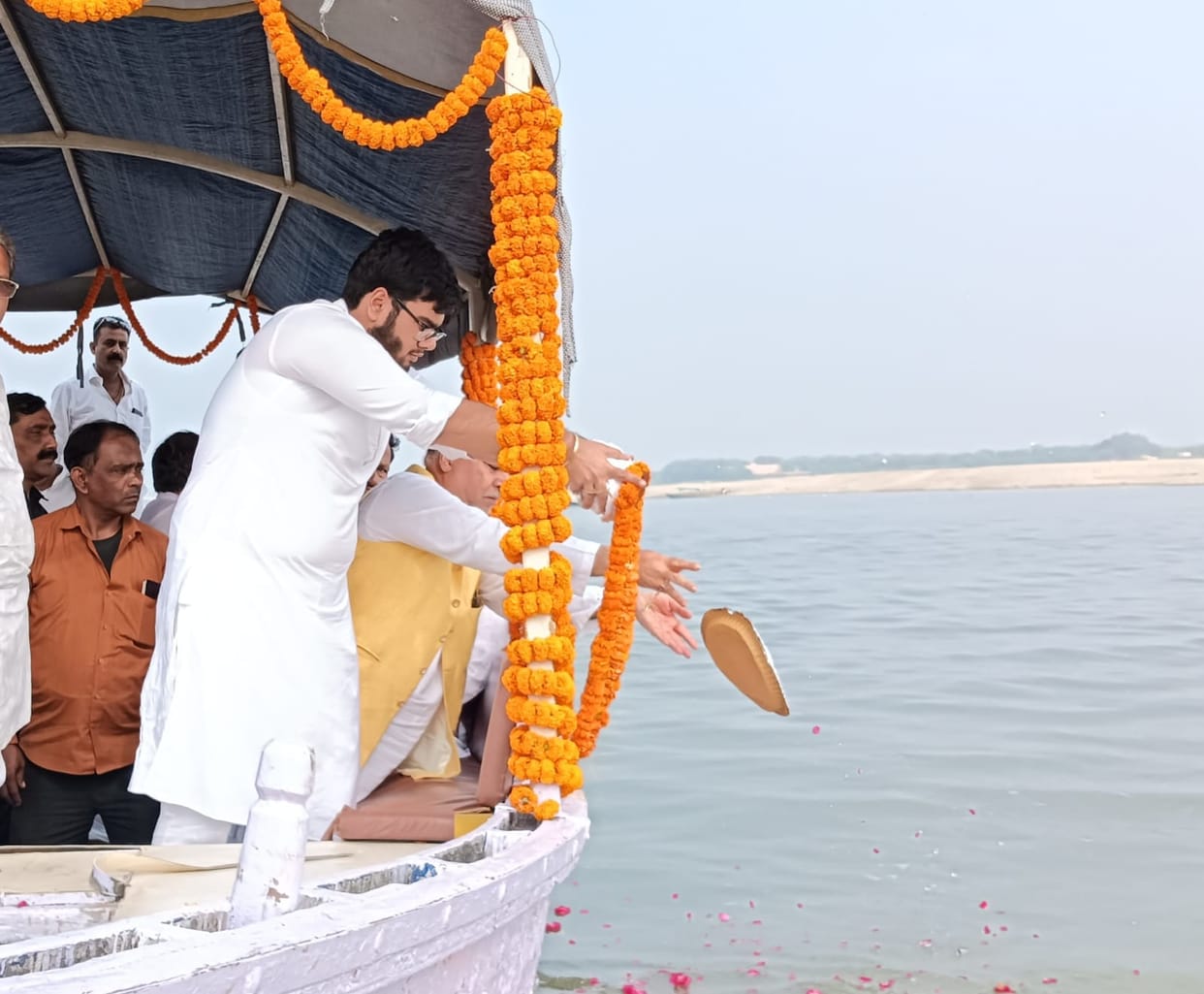 Varanasi: Ashes of former minister late Ashutosh Tandon 'Gopalji' immersed in Ganga, many BJP leaders present