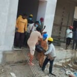 फंसे मजदूरों को नगर निगम की टीम ने निकाला।