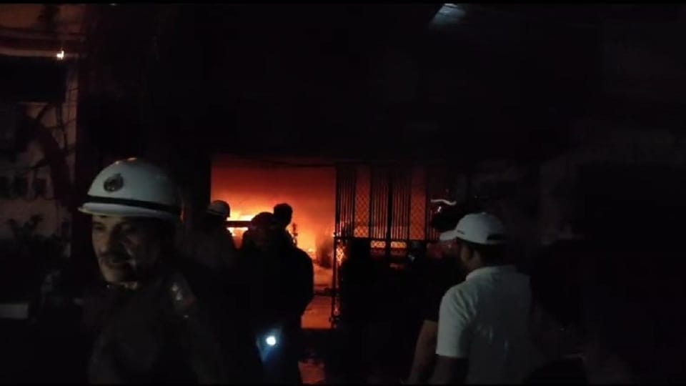 Delhi: Fire broke out in a four-storey building, woman died