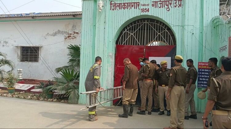 Ghazipur: जेल के अंदर पेड़ पर चढ़कर बंदी ने लगाई फांसी, मौके पर पहुंची पुलिस; जांच जारी