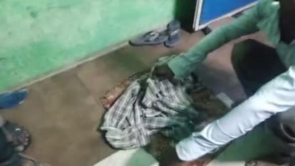 कपड़े में लपेटी हुई बच्ची