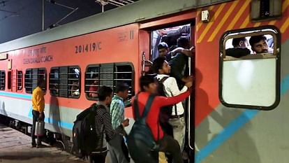 huge crowd is being seen in trains going to Bihar Due to Chhath Puja festival