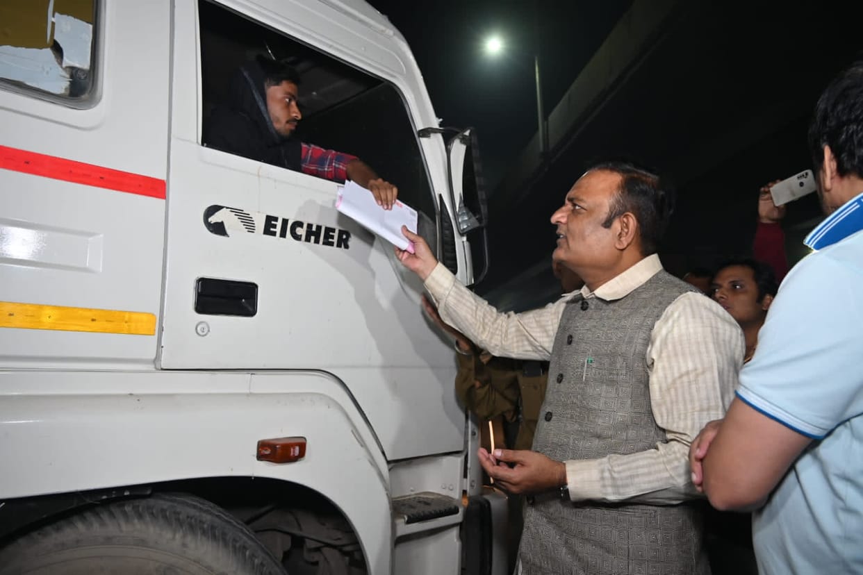 Delhi Pollution News Delhi Labour Minister claims diesel vehicles from outside entering city despite ban