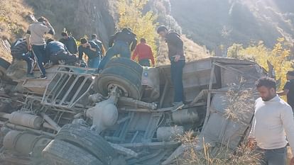 Accident in Doda: डोडा में बड़ा सड़क हादसा, 300 फीट गहरी खाई में गिरी बस, 36 की मौत, 19 लोग घायल jammu kashmir doda accident news hindi: Bus falls into gorge 33 people dead and 22 injured