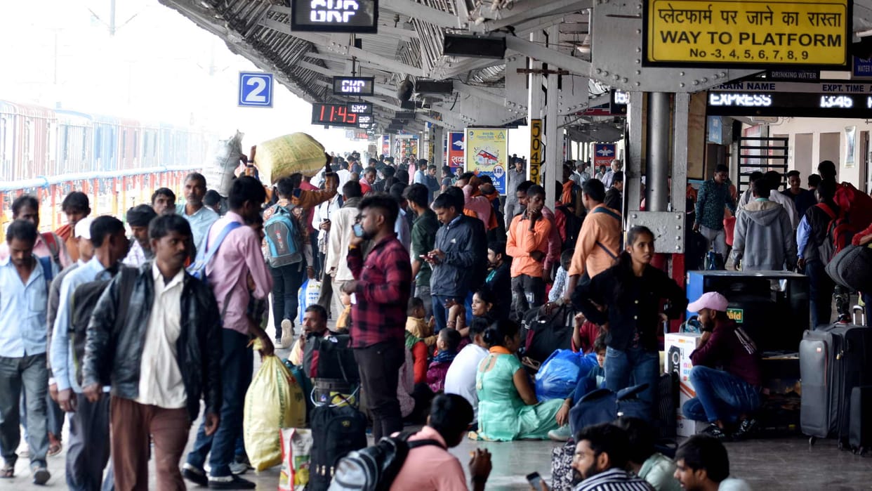 Moradabad: 22 trains including Shaheed and double decker canceled three months, fog becoming major reason