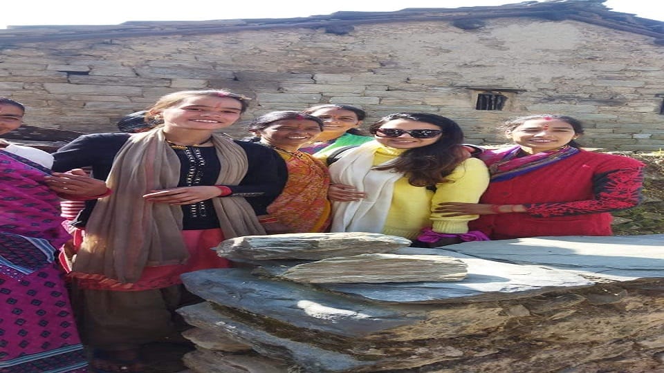 Sakshi wore black glasses and greeted people as Pailaag in almora