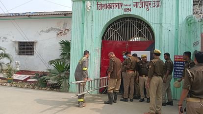 Ghazipur: जेल के अंदर पेड़ पर चढ़कर बंदी ने लगाई फांसी, मौके पर पहुंची पुलिस; जांच जारी Prisoner hanged himself by climbing a tree inside the jail, police reached the spot; investigation ongoing