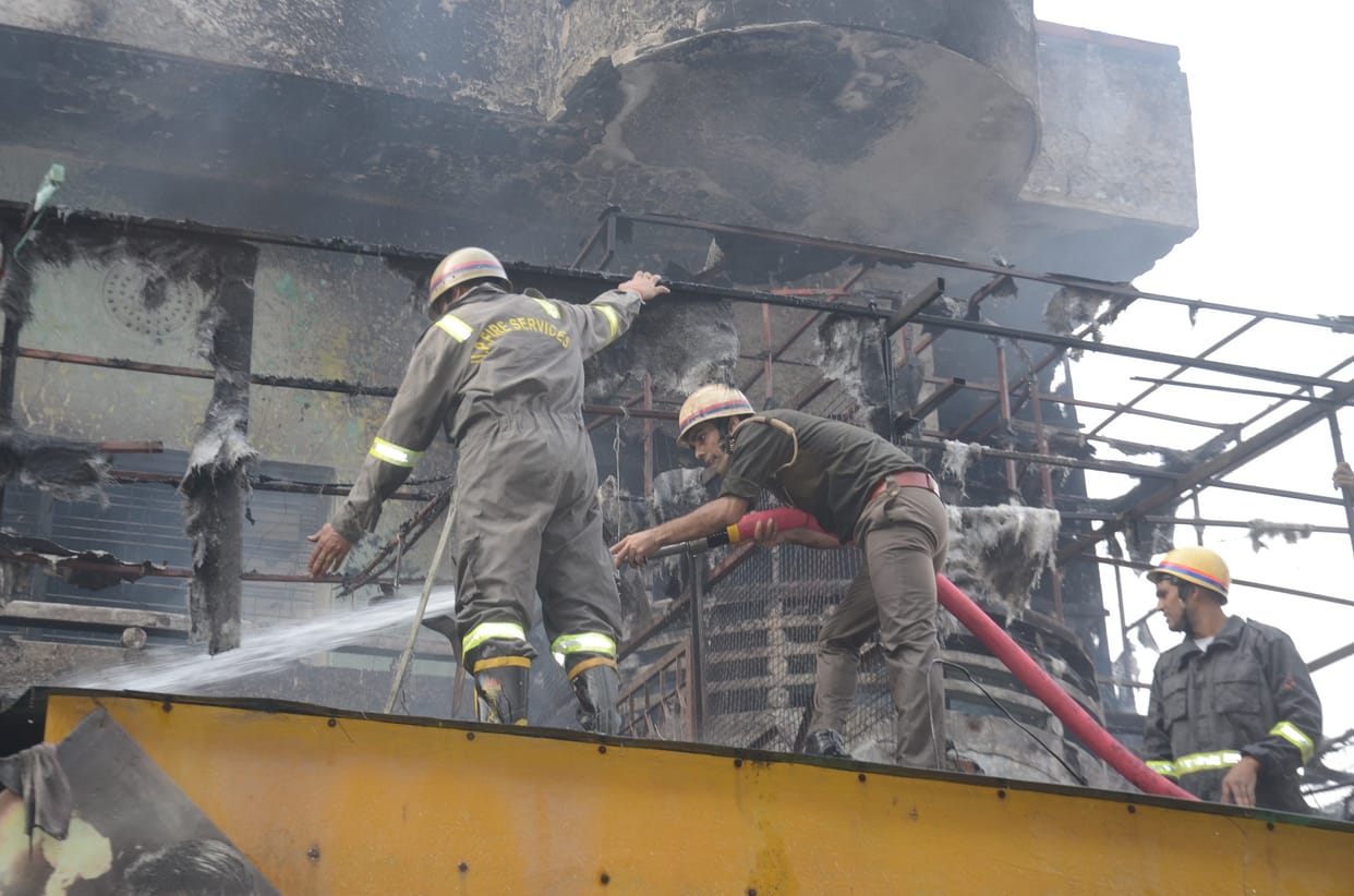 Six shops including fast food in Swaroop Nagar were burnt., Six vehicles were brought under control