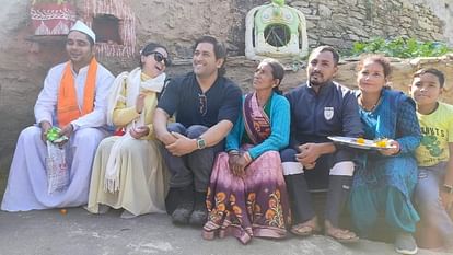 Mahendra Singh Dhoni reached his native village with wife Sakshi and daughter