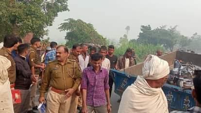 मौके पर मौजूद पुलिस और लोगों की भीड़