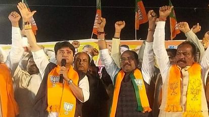 MP Election 2023: शिवपुरी विधानसभा क्षेत्र में बुआ यशोधरा ने प्रचार से बनाई दूरी, ज्योतिरादित्य ने किया रोड शो MP Election 2023 Yashodhara distanced herself from campaigning in Shivpuri Assembly Jyotiraditya did a road sh