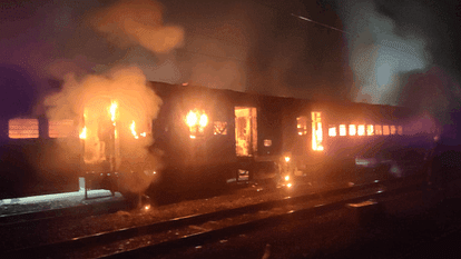 Train Accident: नई दिल्ली-दरभंगा एक्सप्रेस में भीषण आग, 250 लोग प्रभावित; झुलसे लोगों से मिलने पहुंचे डीएम Fire in general coach of New Delhi-Darbhanga Express in Etawah