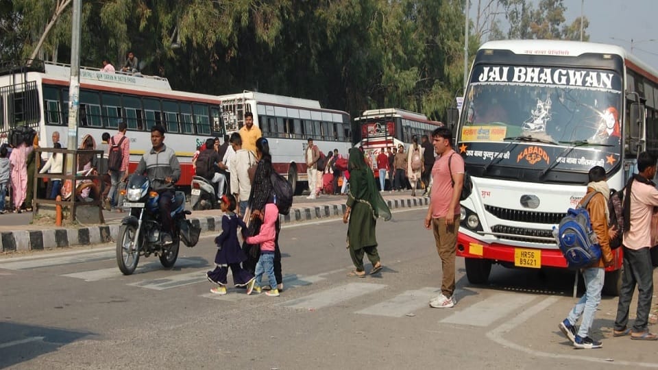 Roadways employees on strike in Haryana, Passengers remained dependent on Punjab Roadways