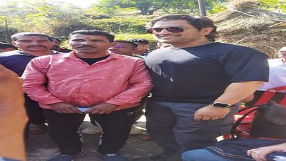 Mahendra Singh Dhoni: पत्नी साक्षी व बेटी संग अपने पैतृक गांव पहुंचे एमएस धोनी, इस मंदिर में की पूजा अर्चना Mahendra Singh Dhoni reached his native village with wife Sakshi and daughter