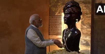 भगवान बिरसा मुंडा को श्रद्धांजलि देते पीएम मोदी