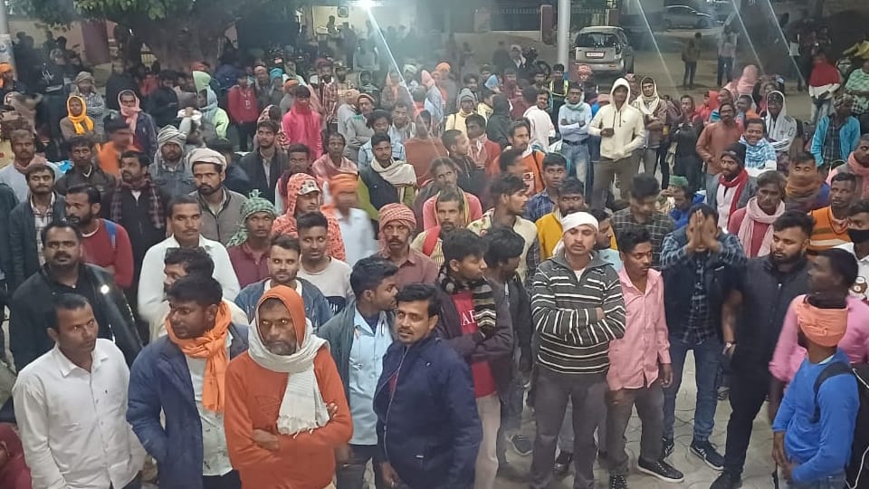 Passengers pelted stones at Special train at Sirhind railway station