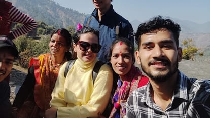 Sakshi wore black glasses and greeted people as Pailaag in almora