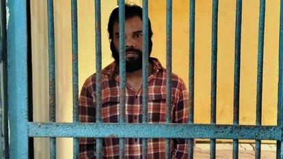 शाहपुर थाने में जालसाजी और दुष्कर्म का आरोपी गौरव पांडेय।