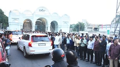 People come to pay last tribute to Subrat Roy.