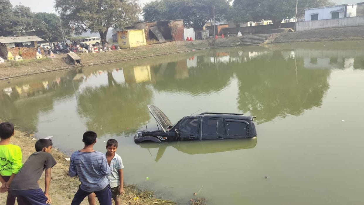 Uncontrolled Scorpio fell into pond, young man saved his life by jumping