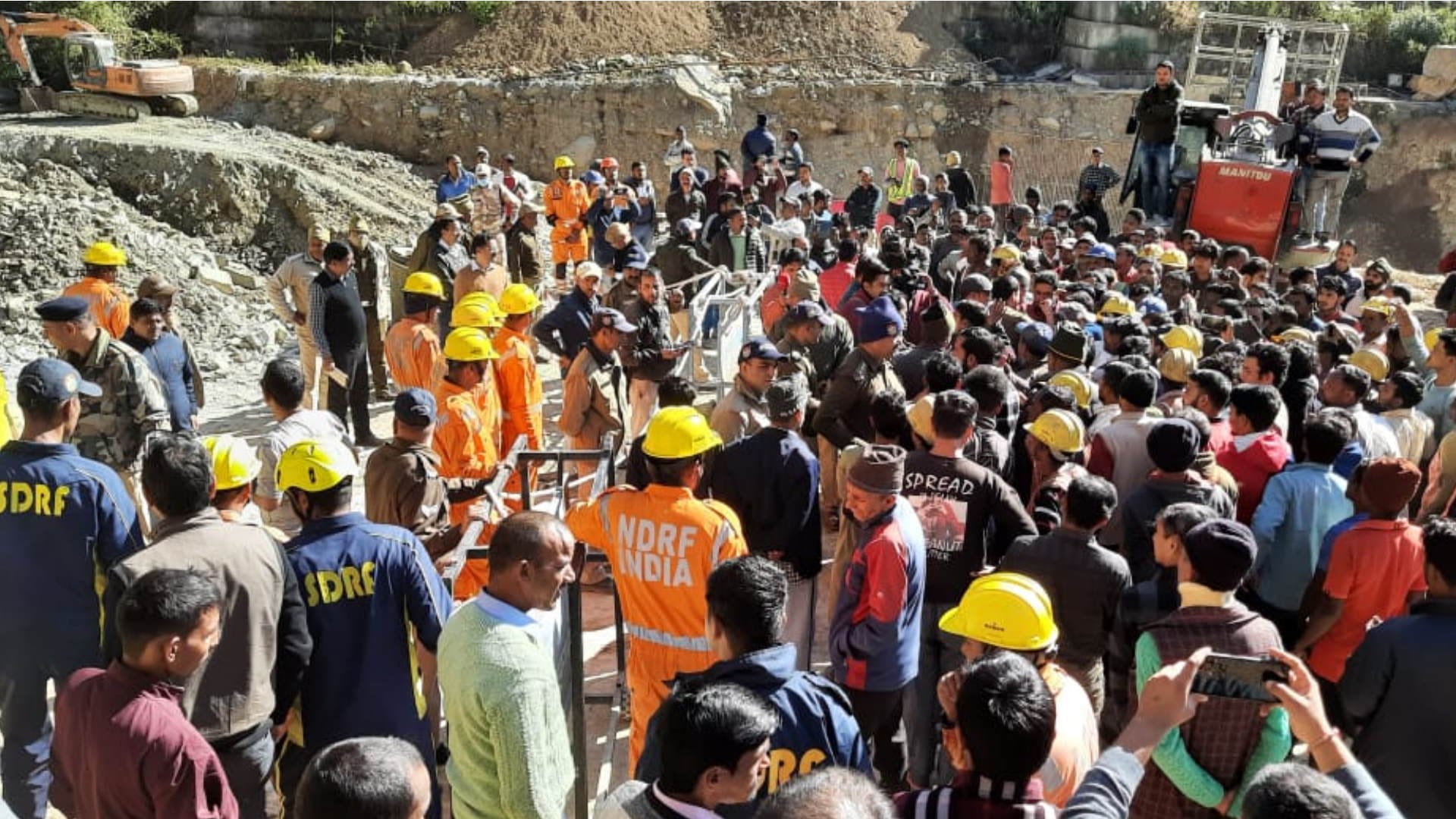 Uttarkashi Latest News : Silkyara Tunnel Collapse Rescue Operation Workers trapped in tunnel get angry