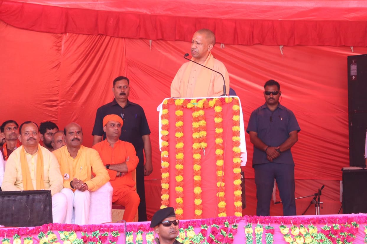 MP Election: Yogi Adityanath roared in Ashoknagar, said- What is the point of carrying burden like Congress