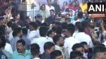 आपस में भिड़े शिंदे-ठाकरे गुट के कार्यकर्ता।