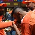 शमी का हाथ चूमते अश्विन