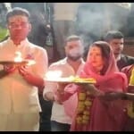 सनी लियोनी ने उतारी मां गंगा की आरती