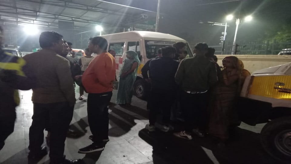 Agra Firing took place in Nagla Padi two youths injured admitted to SN hospital