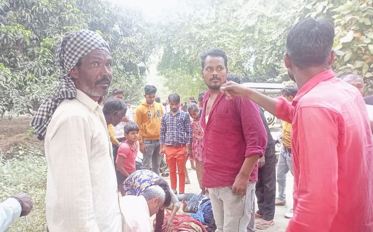 UP: Truck hits bike, mother and daughter die, teenager was riding bike