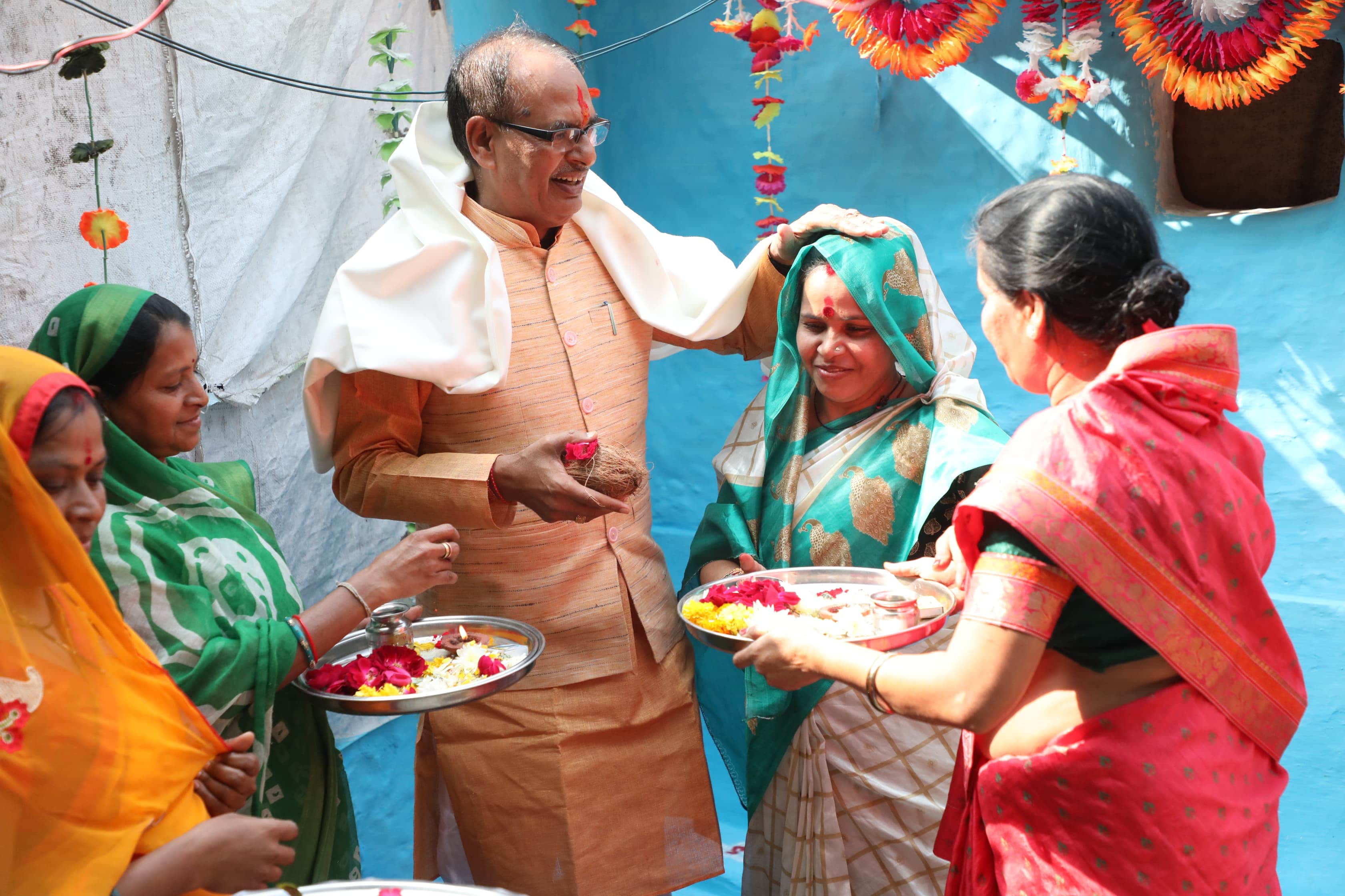 MP Election: CM Shivraj reached the house of dear sisters on the second day of campaigning.