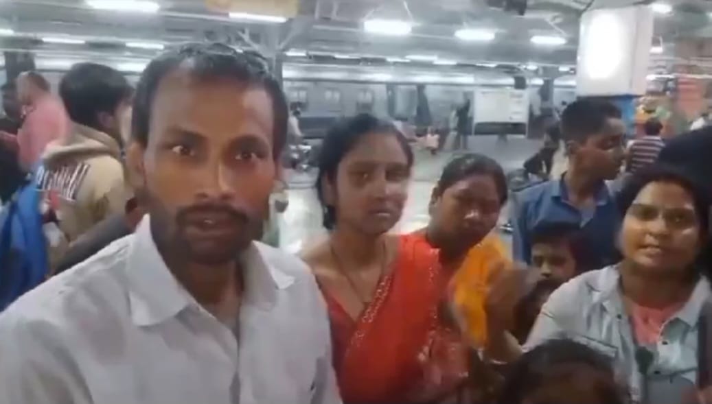 Bihar News : Passengers create ruckus Humsafar Clone Express reaches Darbhanga Junction after fire in Itava.