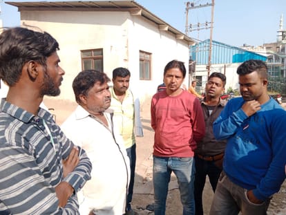 Bihar News : सड़क हादसे में शख्स की मौत, मॉर्निंग वॉक पर निकला था; तेज रफ्तार वाहन ने मारी टक्कर Bihar News: Man dies in road accident in Bettiah, was out on morning walk; Hit by a speeding vehicle